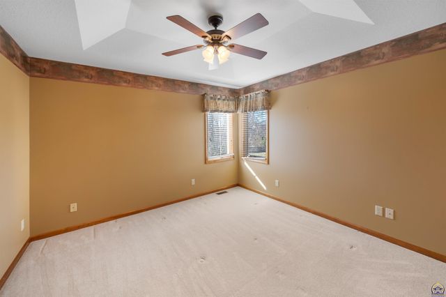 7929 SW 28th ST, Topeka, KS 66614