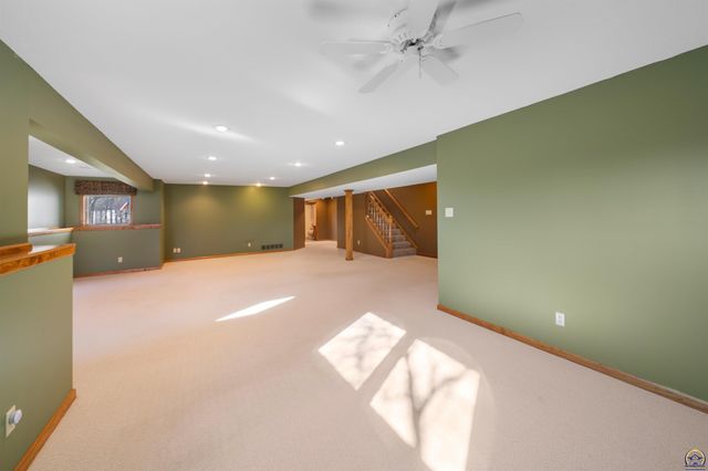 7929 SW 28th ST, Topeka, KS 66614