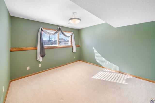 7929 SW 28th ST, Topeka, KS 66614