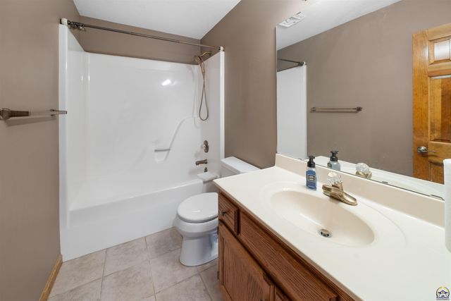 7929 SW 28th ST, Topeka, KS 66614