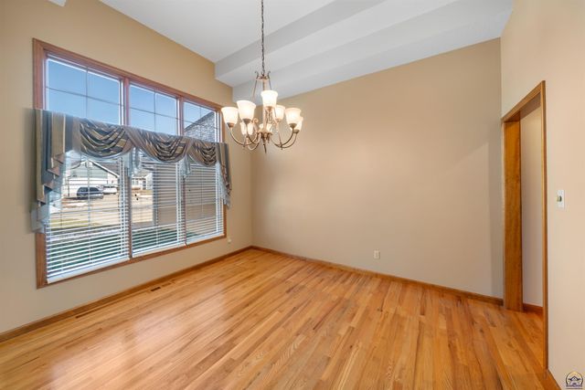 7929 SW 28th ST, Topeka, KS 66614