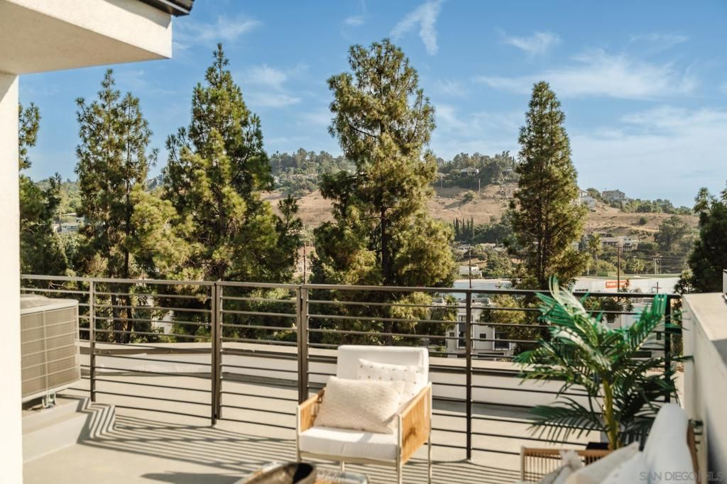 3863 N Riley Ln, Los Angeles, CA 90065