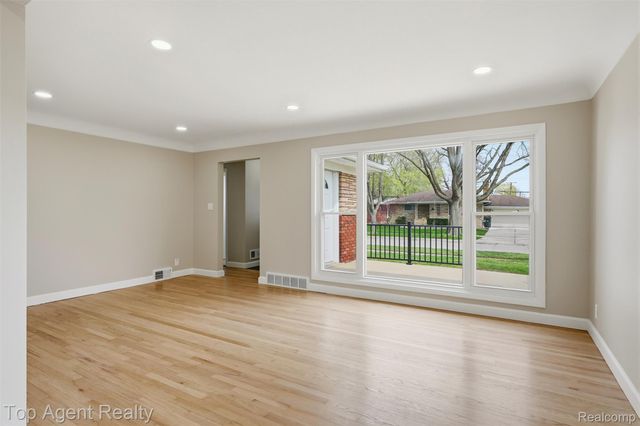 21407 Pallister Street, St. Clair Shores, MI 48080