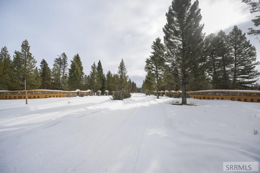 Image 5 of property listing at 4033 Brooks Blaze Lane, Island Park, ID 83429