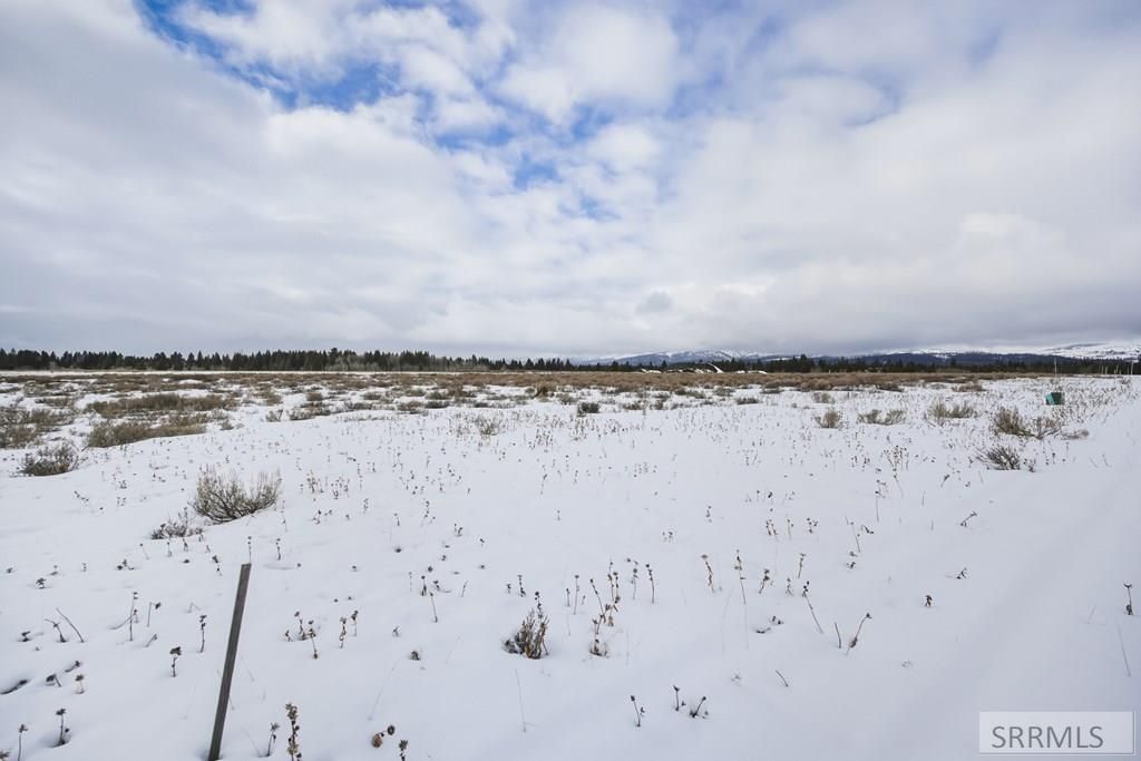 Image 6 of property listing at 4033 Brooks Blaze Lane, Island Park, ID 83429