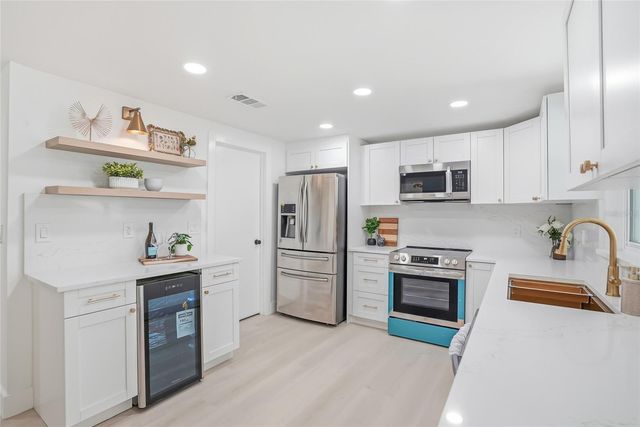 16133 SANDCREST WAY, Tampa, FL 33618