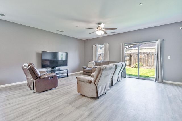 6704 E Dwight Way Avenue, Fresno, CA 93727