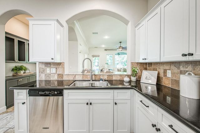 2824 E Omaha Avenue, Fresno, CA 93720