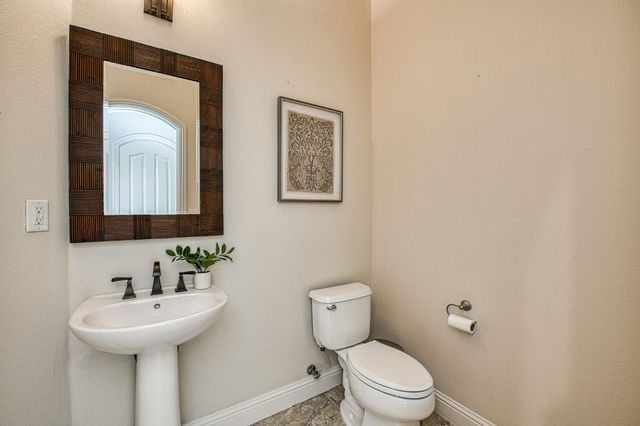 2824 E Omaha Avenue, Fresno, CA 93720