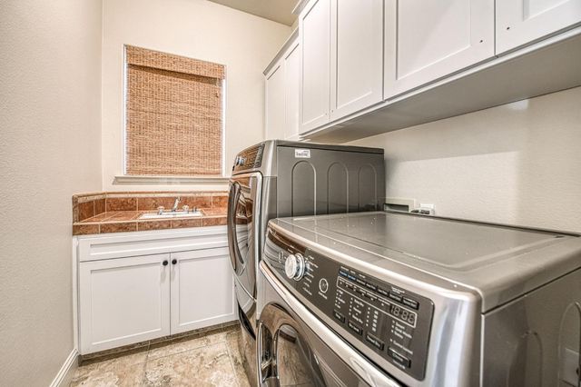 2824 E Omaha Avenue, Fresno, CA 93720