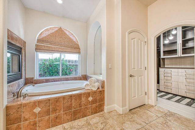 2824 E Omaha Avenue, Fresno, CA 93720