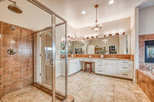 2824 E Omaha Avenue, Fresno, CA 93720