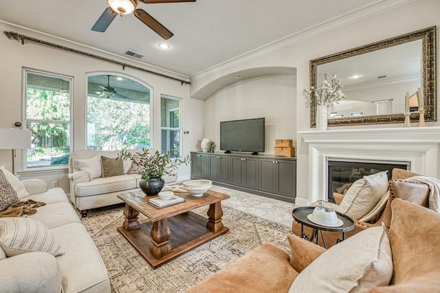 2824 E Omaha Avenue, Fresno, CA 93720