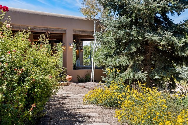55 Calle San Martin, Santa Fe, NM 87506