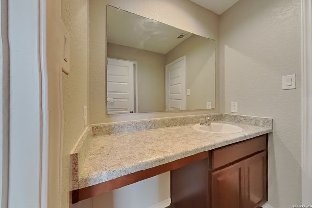 4015 Asher Aly, St Hedwig, TX 78152