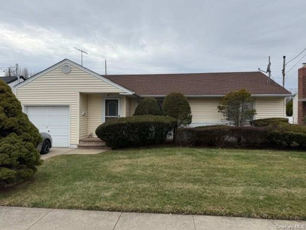 121 Farnum Boulevard, Franklin Square, NY 11010