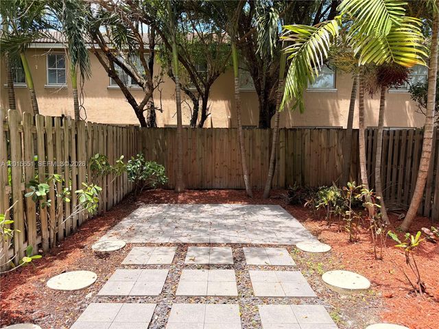 1328 SE 26th Ter ., Homestead, FL 33035