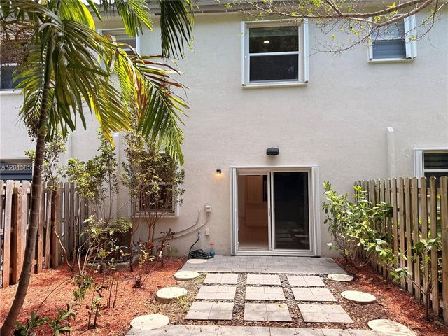 1328 SE 26th Ter ., Homestead, FL 33035