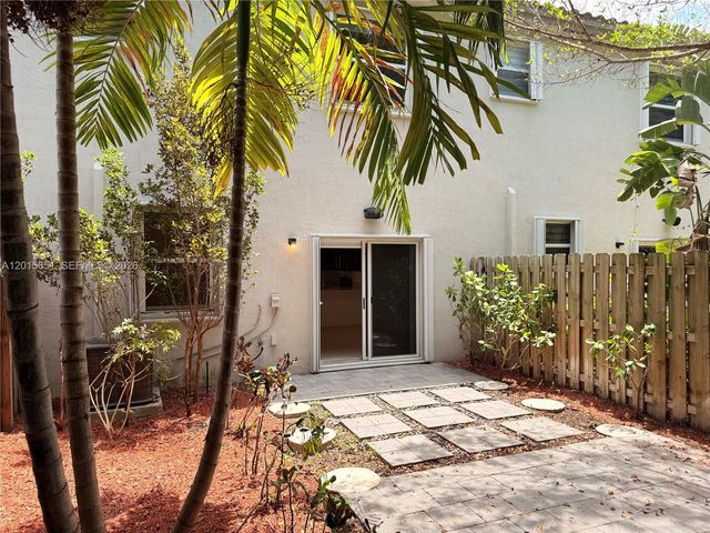 1328 SE 26th Ter ., Homestead, FL 33035