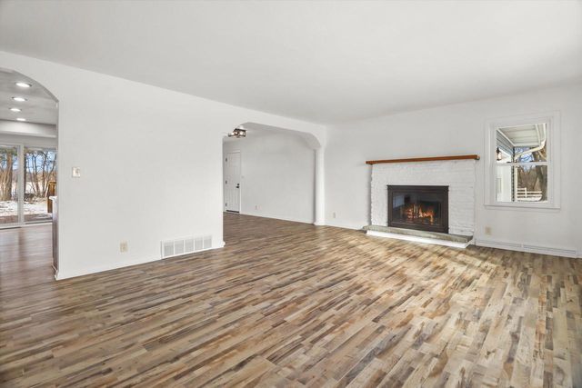 34302 Loland DRIVE, Waterford, WI 53185