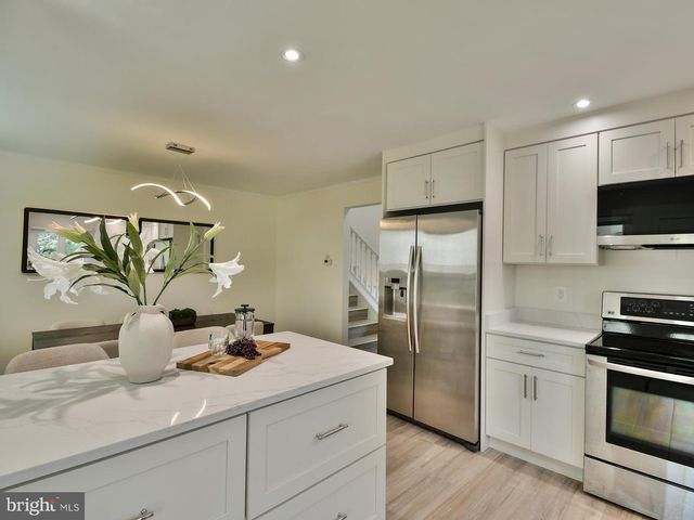 9823 SINGLETON DR, Bethesda, MD 20817