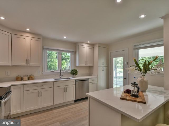 9823 SINGLETON DR, Bethesda, MD 20817