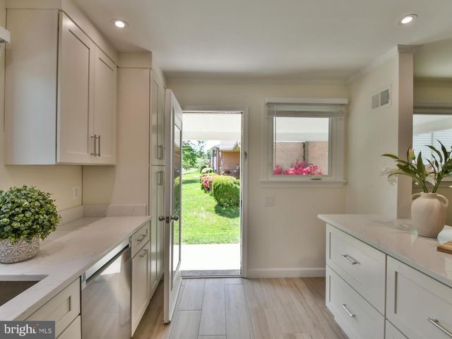 9823 SINGLETON DR, Bethesda, MD 20817