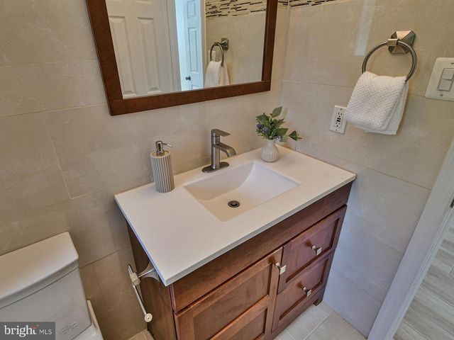 9823 SINGLETON DR, Bethesda, MD 20817