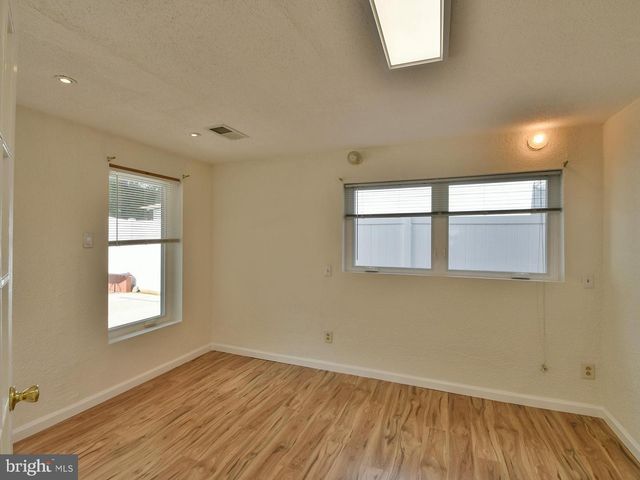 9823 SINGLETON DR, Bethesda, MD 20817