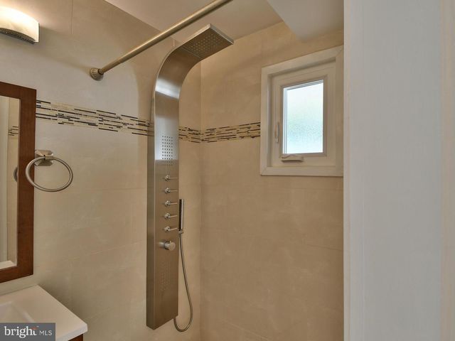 9823 SINGLETON DR, Bethesda, MD 20817