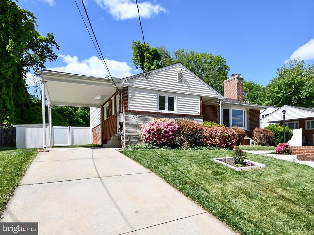 Image 1 of property listing at 9823 SINGLETON DR, Bethesda, MD 20817