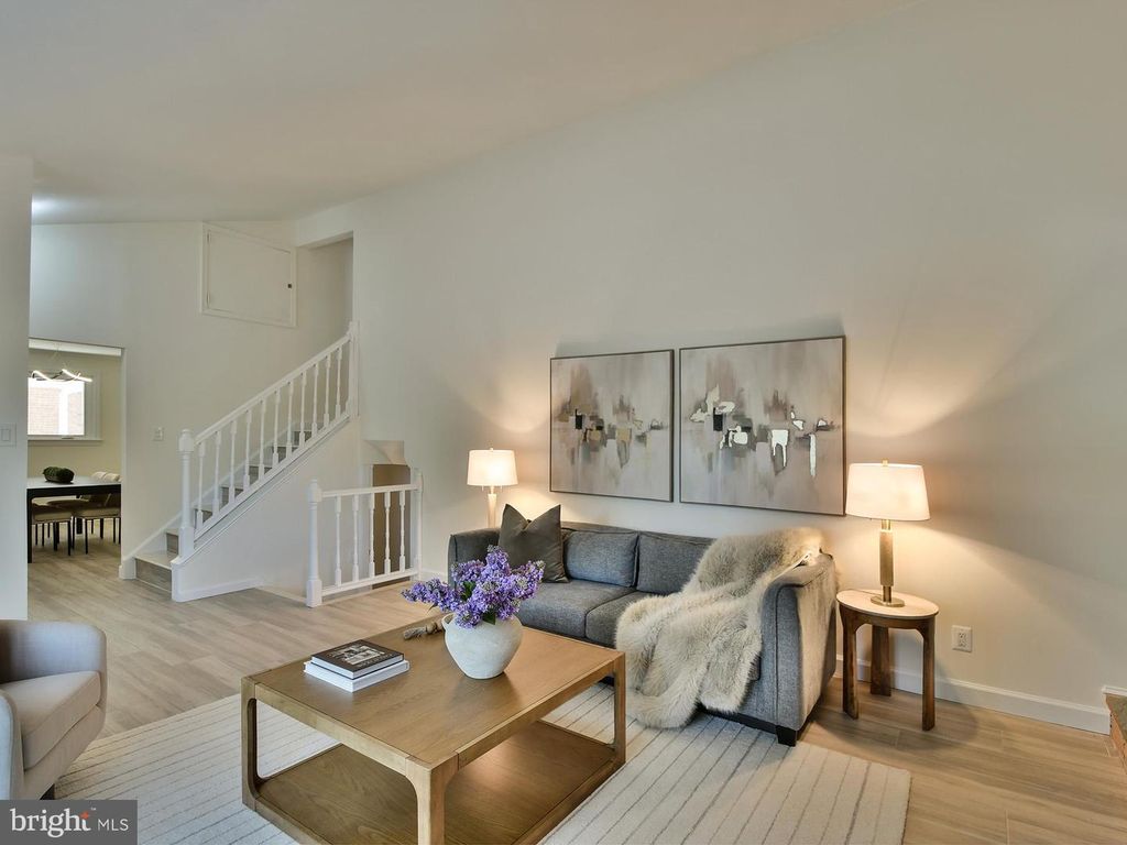 Image 11 of property listing at 9823 SINGLETON DR, Bethesda, MD 20817