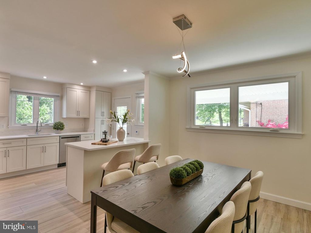 Image 12 of property listing at 9823 SINGLETON DR, Bethesda, MD 20817