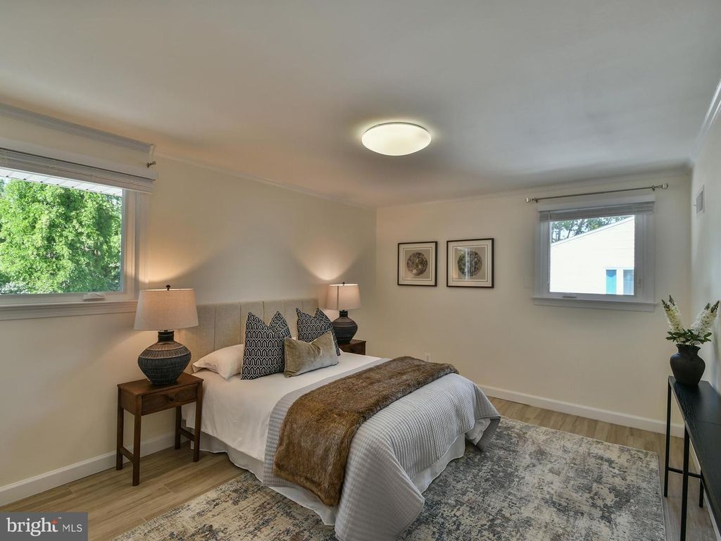 Image 17 of property listing at 9823 SINGLETON DR, Bethesda, MD 20817