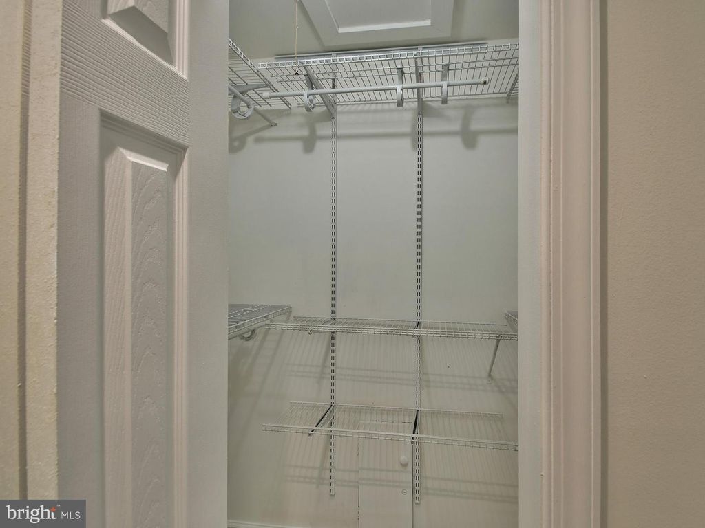 Image 18 of property listing at 9823 SINGLETON DR, Bethesda, MD 20817