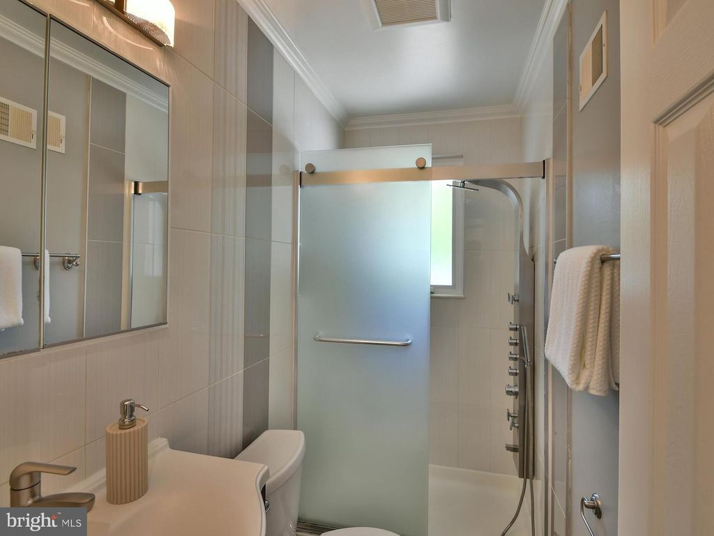 Image 19 of property listing at 9823 SINGLETON DR, Bethesda, MD 20817