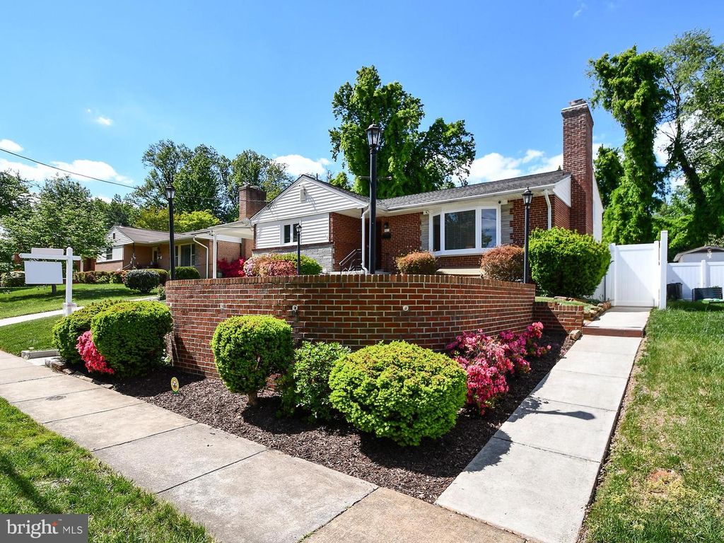 Image 2 of property listing at 9823 SINGLETON DR, Bethesda, MD 20817