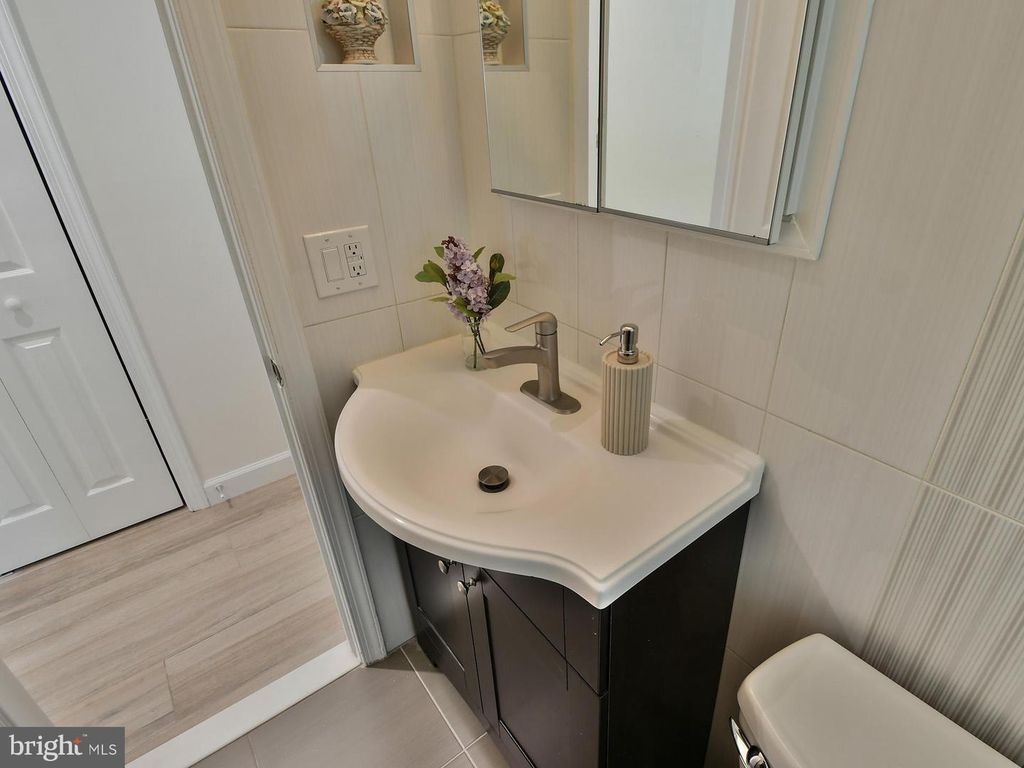 Image 20 of property listing at 9823 SINGLETON DR, Bethesda, MD 20817
