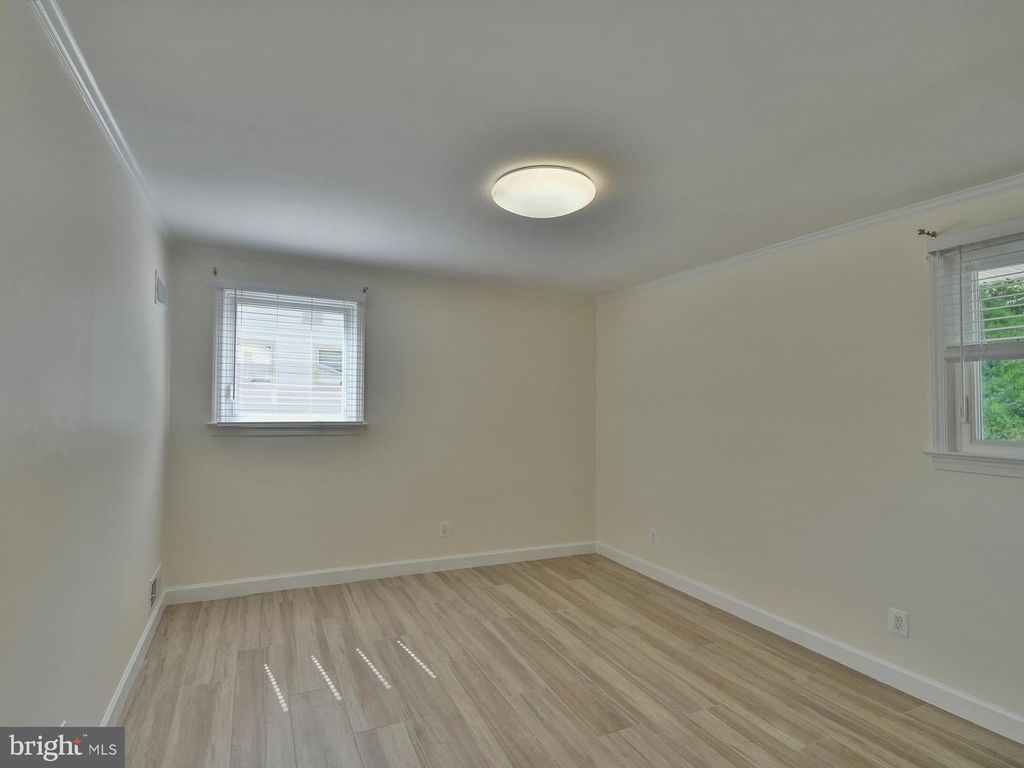 Image 21 of property listing at 9823 SINGLETON DR, Bethesda, MD 20817