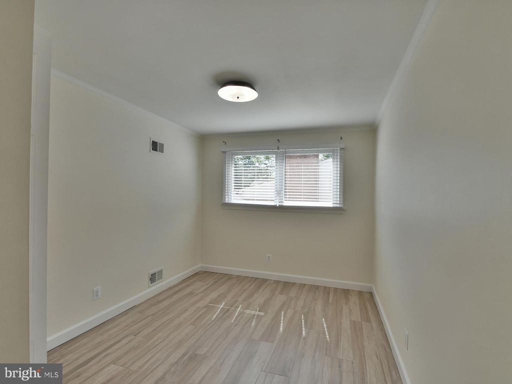 Image 23 of property listing at 9823 SINGLETON DR, Bethesda, MD 20817
