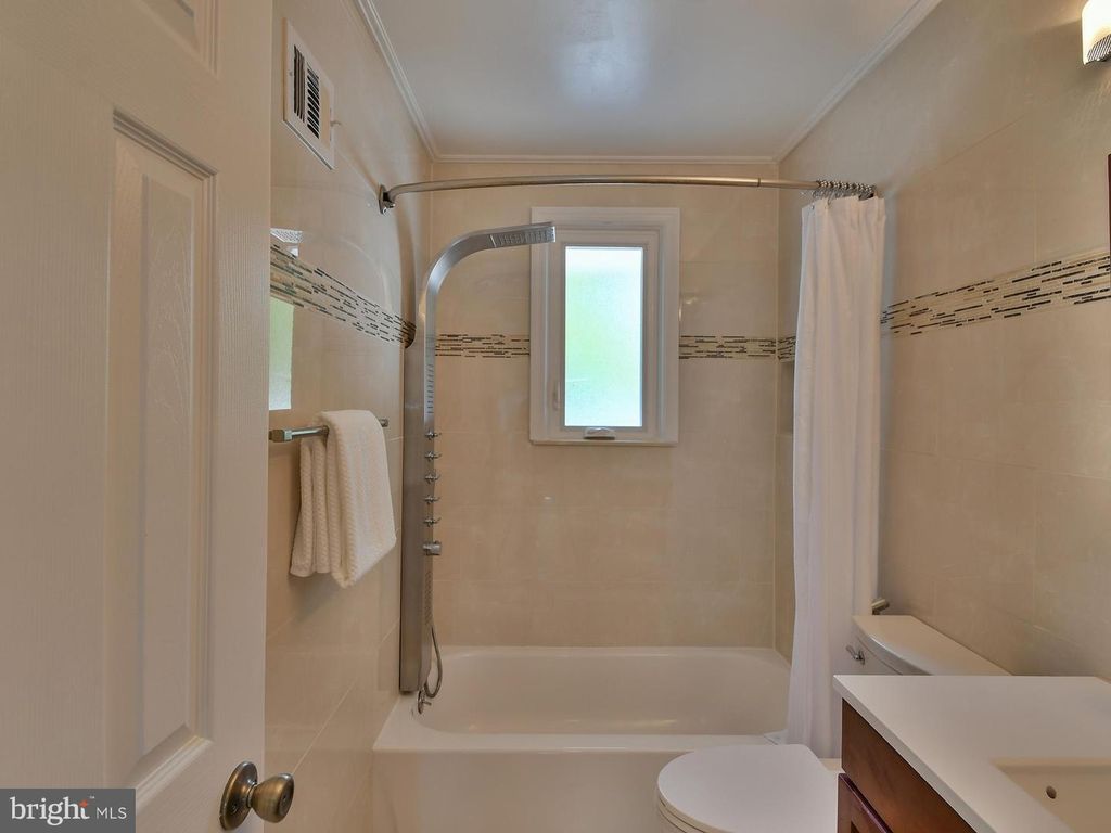 Image 25 of property listing at 9823 SINGLETON DR, Bethesda, MD 20817