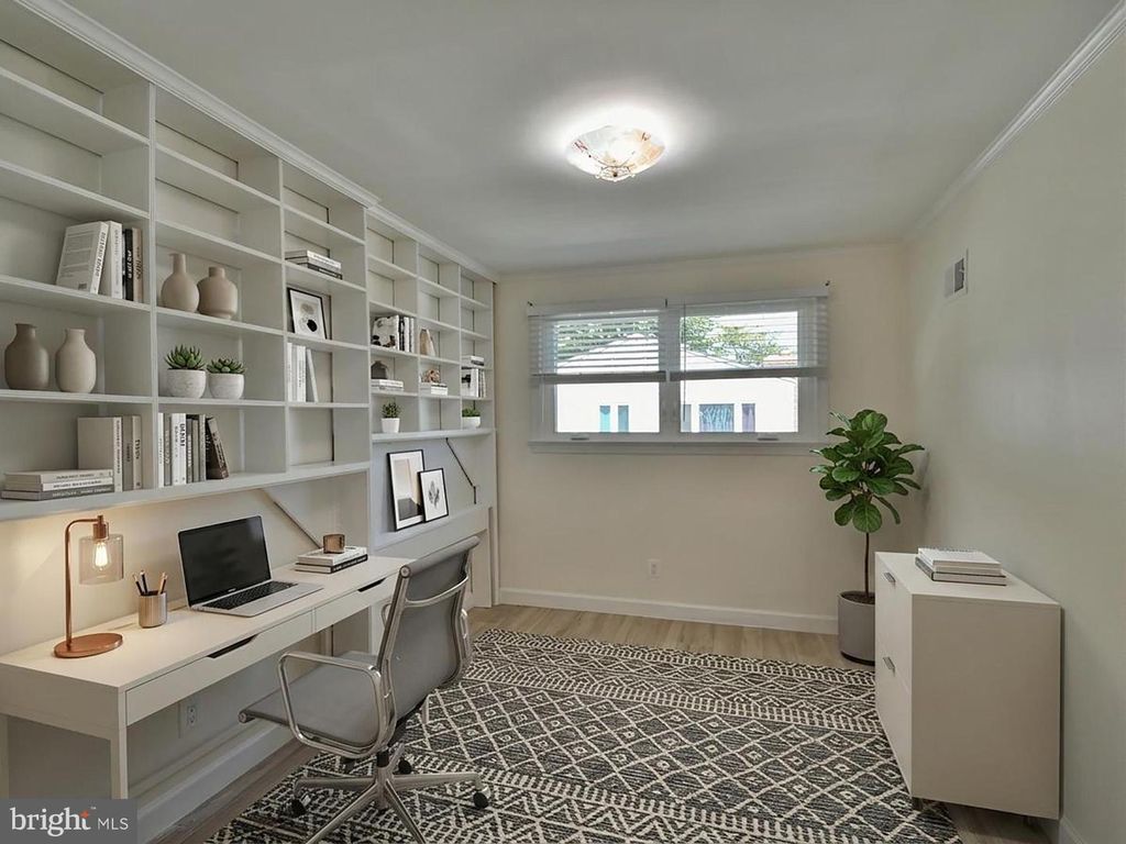 Image 27 of property listing at 9823 SINGLETON DR, Bethesda, MD 20817