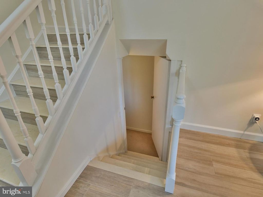 Image 28 of property listing at 9823 SINGLETON DR, Bethesda, MD 20817