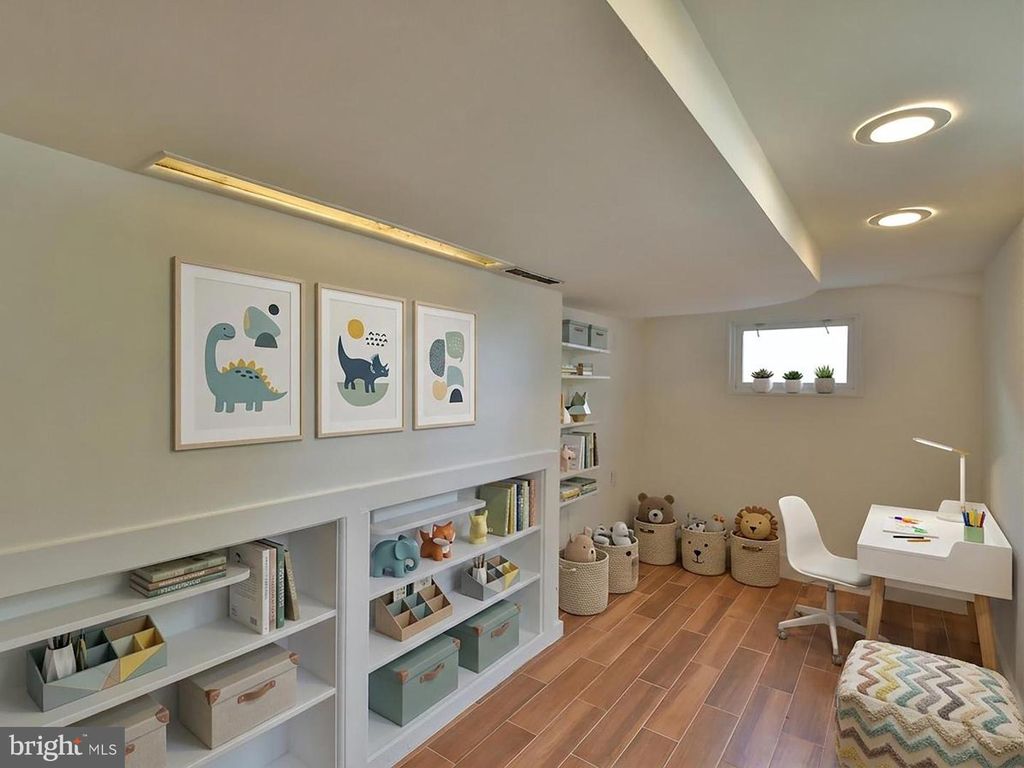 Image 29 of property listing at 9823 SINGLETON DR, Bethesda, MD 20817