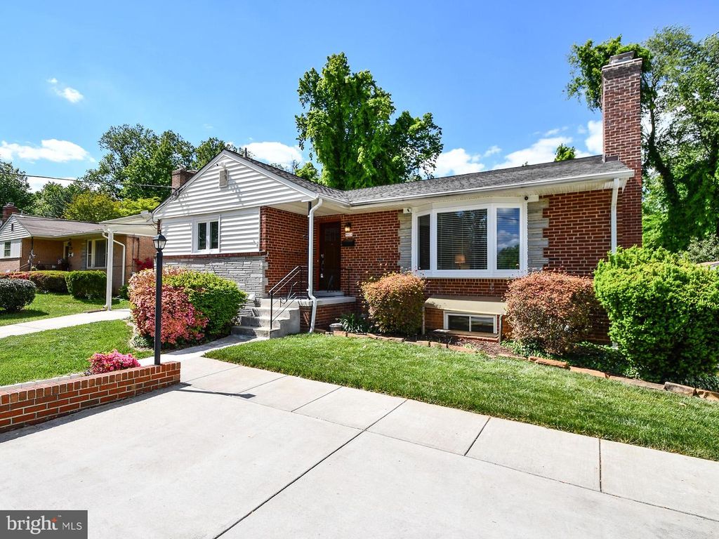 Image 3 of property listing at 9823 SINGLETON DR, Bethesda, MD 20817