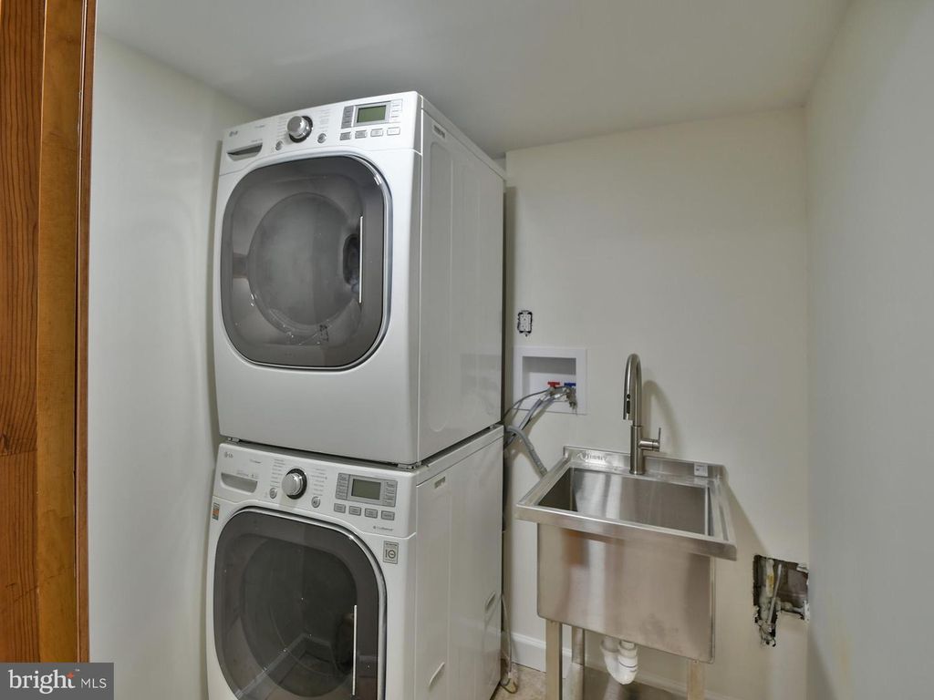 Image 31 of property listing at 9823 SINGLETON DR, Bethesda, MD 20817