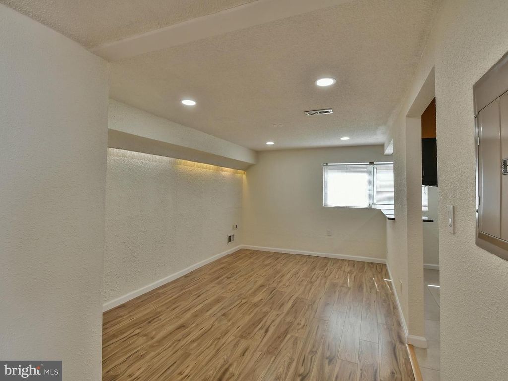 Image 34 of property listing at 9823 SINGLETON DR, Bethesda, MD 20817