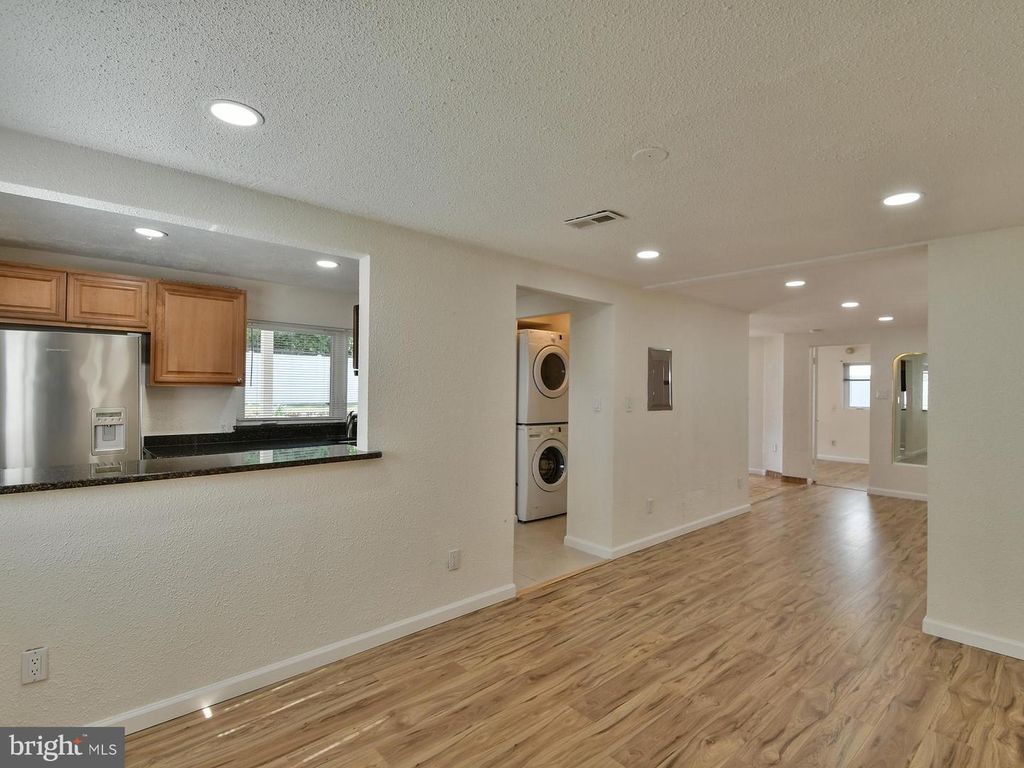 Image 35 of property listing at 9823 SINGLETON DR, Bethesda, MD 20817