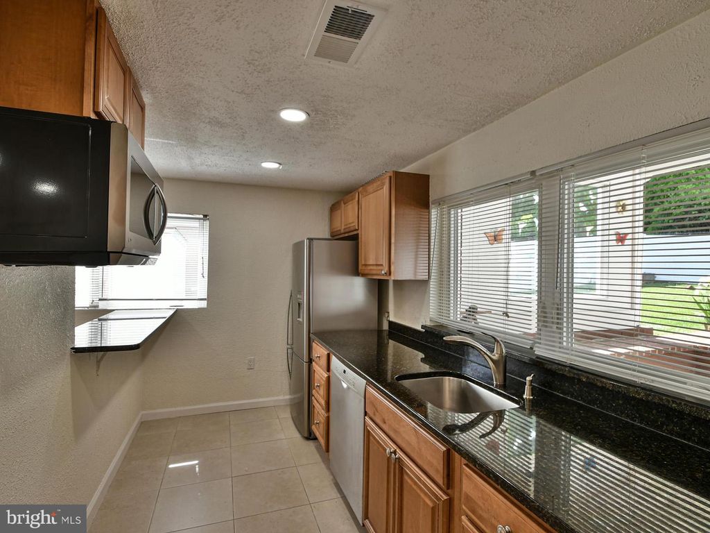 Image 37 of property listing at 9823 SINGLETON DR, Bethesda, MD 20817