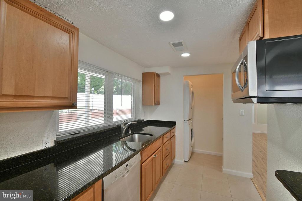 Image 38 of property listing at 9823 SINGLETON DR, Bethesda, MD 20817